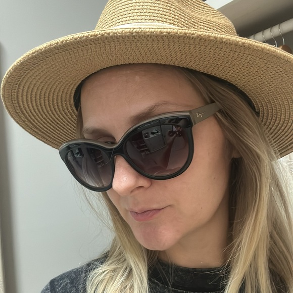 Ferragamo sunglasses - Picture 6 of 8